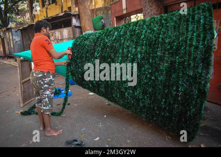 Kalkutta, Indien. 15.. Dezember 2022. Vor den Weihnachtsfeiern in Kalkutta bereitet ein Handwerker einen riesigen Weihnachtsbaum in einer Straßenwerkstatt zu. (Foto: Sudipta das/Pacific Press) Kredit: Pacific Press Media Production Corp./Alamy Live News Stockfoto