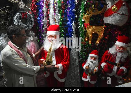 Kalkutta, Indien. 15.. Dezember 2022. Eine Person, die Weihnachtsklauseln zum Verkauf ausstellt, in einem Straßenladen vor der Weihnachtsfeier, in Kalkutta. (Foto: Sudipta das/Pacific Press) Kredit: Pacific Press Media Production Corp./Alamy Live News Stockfoto