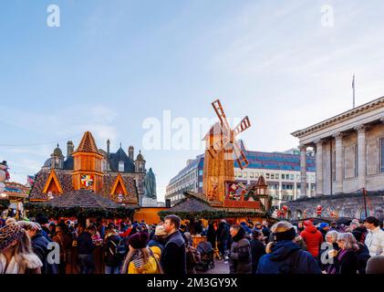 Der beliebte Frankfurter Weihnachtsmarkt und die Windmühle am Victoria Square, Birmingham, West Midlands, England, im Winter Stockfoto