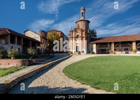 Marene, Cuneo, Piemont, Italien - 24. November 2022: La Salza Weiler mit Salsa Kapelle (18.. Jahrhundert) Madonna del Carmine und San Biagio und Salsa Stockfoto