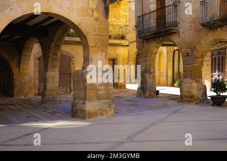 Blick auf den Platz der Kirche Horta de Sant Joan, Catalunya, Spanien. Stockfoto