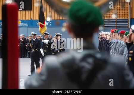 Kramerhof, Deutschland. 15.. Dezember 2022. Die Bundeswehr rekrutiert während der feierlichen Vereidigung in der Vogelsanghalle Kramerhof. 190 neue Soldaten und Frauen der Parow Naval Technology School wurden in der Vogelsanghalle in Kramerhof vereidigt. Der Schule zufolge wurden 159 Männer und 31 Frauen ausgebildet, um Techniker der deutschen Streitkräfte zu werden. Kredit: Stefan Sauer/dpa/Alamy Live News Stockfoto