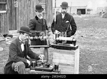 Techniker der britischen Post inspizieren Marconis Funkgeräte während einer Demonstration auf Flat Holm Island am 13. Mai 1897. Stockfoto