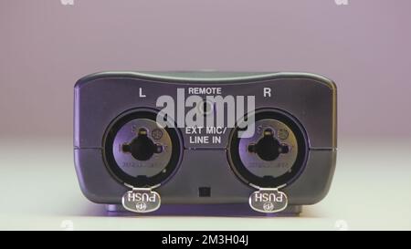 Nahaufnahme eines tragbaren Voice Recorders. Aktion. Details des modernen Voice Recorders für Aufnahmen. Neues Modell eines tragbaren Voice Recorders am isolierten Backgro Stockfoto