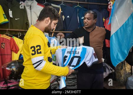 Kalkutta, Westbengalen, Indien. 15.. Dezember 2022. Argentiniens Unterstützer kauft Messis Trikot vor dem Finale der FIFA Fußball-Weltmeisterschaft in Kalkutta. (Kreditbild: © Sudipta das/Pacific Press via ZUMA Press Wire) Stockfoto