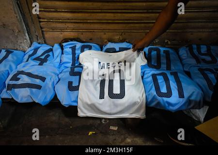 Kalkutta, Westbengalen, Indien. 15.. Dezember 2022. Argentiniens Unterstützer kauft Messis Trikot vor dem Finale der FIFA Fußball-Weltmeisterschaft in Kalkutta. (Kreditbild: © Sudipta das/Pacific Press via ZUMA Press Wire) Stockfoto