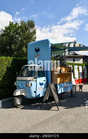 Piaggio Ape wurde vom Café Alpin, Chamonix, Haute Savoie, Frankreich, in eine mobile Kaffeebar umgewandelt Stockfoto