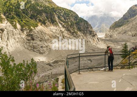 Wandern Sie von hinten und bewundern Sie den Blick auf das Eismeer vom Pfad zur Eishöhle im Sommer, Chamonix, Haute Savoie, Frankreich Stockfoto