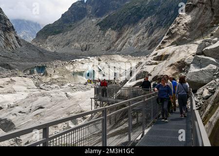 Wanderer auf der Treppe (430 Stufen), die im Sommer zur Eishöhle am Eismeer von Montenvers führt, Chamonix, Haute Savoie, Frankreich Stockfoto