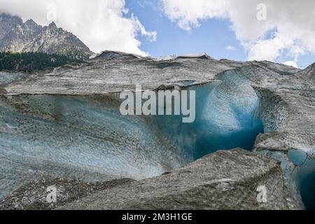 Außenansicht der Eishöhle, am Eisgletscher, dem größten Gletscher Frankreichs, Chamonix, Haute Savoie, Frankreich Stockfoto