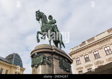 Die Reiterstatue von Erzherzog Albrecht, dem Herzog von Teschen, vor dem Albertina Museum in Wien, Österreich Stockfoto