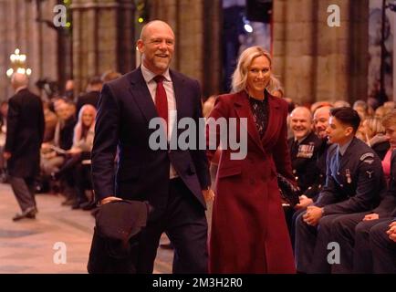 Mike und Zara Tindall kommen zum Carol Service „Together at Christmas“ in Westminster Abbey in London. Foto: Donnerstag, 15. Dezember 2022. Stockfoto