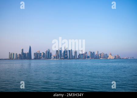 Doha, Katar. 15.. Dezember 2022. 15. Dezember 2022, Katar, Doha: Die Skyline von Doha vor einem blauen Himmel. Foto: Tom Weller/dpa Credit: dpa Picture Alliance/Alamy Live News Stockfoto