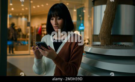 Frau mit Telefon im Haus erreichen gute Nachrichten Erfolg Erfolg Erfolg Erfolg Geschäftsfrau Mädchen weibliche Dame erstaunlich mit dem Zellengewinn ekstatischer Sieg Stockfoto