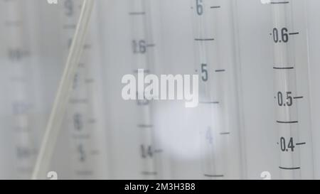 Der Begriff der Medizin. Action.Leere Spritzen, die in der Kälte gelagert werden, mit unterschiedlichen Kapazitäten. Hochwertige 4K-Aufnahmen Stockfoto