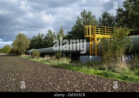 Erdgas isolierte Rohrleitungen im Feld in Europa. Drehkreuz für den  Transport von Öl und Gas durch Rohrleitungen Stockfotografie - Alamy