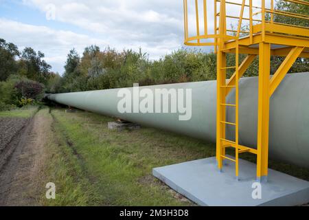 Erdgas isolierte Rohrleitungen im Feld in Europa. Drehkreuz für den  Transport von Öl und Gas durch Rohrleitungen Stockfotografie - Alamy