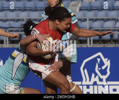 WomenHH erstes Testspiel zwischen Hongkong (rot) und Kasachstan (helltürkis) auf dem Siu Sai Wan Sportplatz. In Aktion mit dem Ball ist Hong KongHH Natasha Olsen-Thorne. 10DEC22 SCMP/Jonathan Wong Stockfoto