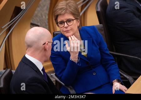 Edinburgh, Schottland, Großbritannien. 15. Dezember 2022.BILD: John Swinney MSP, Abgeordneter schottischer erster Minister; und (R) Nicola Sturgeon MSP, erster Minister Schottlands und Führer der Schottischen Nationalpartei (SNP). Der schottische Haushalt wird von John Swinney MSP, dem Abgeordneten Ersten Minister von Schottland, bereitgestellt. Die geplante Ministererklärung zum Haushalt wurde aufgrund des MSP von Alison Johnstone verschoben. Die Haushaltserklärung der schottischen Regierung wurde für 30 Minuten ausgesetzt, nachdem Details über Steuererhöhungen bekannt wurden, die heute an die BBC weitergegeben wurden. Kredit: Colin D. Fisher Stockfoto