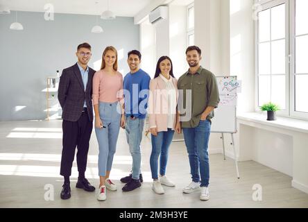 Porträt eines jungen erfolgreichen und kreativen Business-Teams, das vor die Kamera schaut und lächelt. Stockfoto