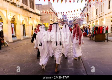 Doha, Katar. 15.. Dezember 2022. 15. Dezember 2022, Katar, Doha: Männer gehen durch den Souk Waqif in Doha. Foto: Tom Weller/dpa Credit: dpa Picture Alliance/Alamy Live News Stockfoto