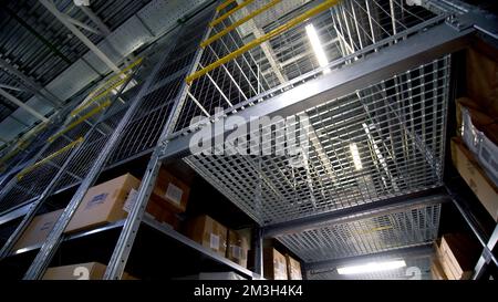 Lager. Kreativ. Eisen leere Regale für ein Warenlager. Hochwertige 4K-Aufnahmen Stockfoto