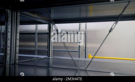 Lager. Kreativ. Eisen leere Regale für ein Warenlager. Hochwertige 4K-Aufnahmen Stockfoto