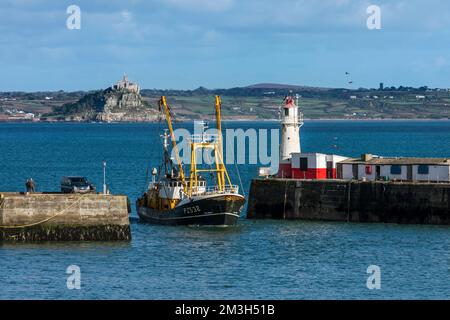 Newlyn Harbour; Rückfahrt mit dem Boot; Cornwall; Großbritannien Stockfoto