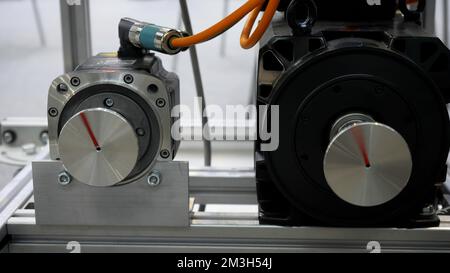 Große rotierende Metallteile. Medien. Metallteile, die sich in verschiedene Richtungen drehen, moderne Geräte in Fabriken. Hochwertige 4K-Aufnahmen Stockfoto