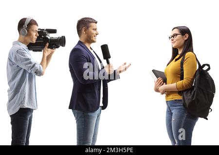 Männlicher Reporter interviewt eine Studentin und Kameramann Aufnahme isoliert auf weißem Hintergrund Stockfoto