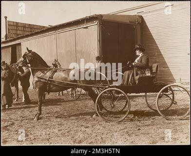 Miss Alice Sargent in Larz Anderson Pferd und Buggy, Miss Dorothy Forbes schaut zu, Brookline Reitschule, Pferde, Kutschen und Kutschen. Leon Abdalian Kollektion Stockfoto