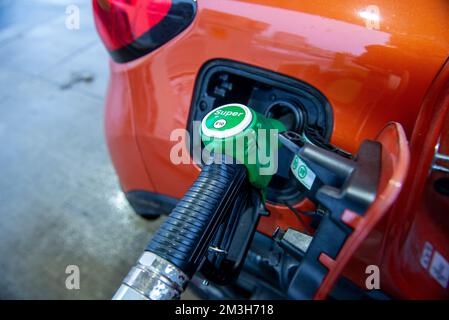 Nahaufnahme des Fahrzeugs, das den Tank mit E10-Benzin betankt Stockfoto