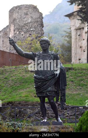 Susa, Piemont, Italien -10-22-2022- Statue des Augustus Caesar im Parco di Augusto Stockfoto