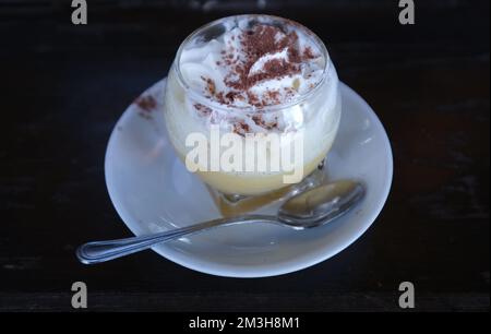 Das Bombardino, Winter Cocktail Getränk mit Sahne, heißem Zabaion, Brandy und Kaffee. Stockfoto