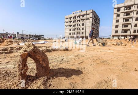 Gaza, Palästina. 15.. Dezember 2022. Ein altes Grab ist auf einem neu entdeckten Friedhof aus der Römerzeit im Gazastreifen zu sehen. Die Hamas-Behörden in Gaza gaben die Entdeckung von über 60 Gräbern in der alten Grabstätte bekannt. Seit der Entdeckung des Geländes im Januar letzten Jahres während der Vorbereitungen für ein von Ägypten finanziertes Wohnungsbauprojekt wurden die Baustellen von Arbeitskräften ausgehoben. (Foto: Ahmed Zakot/SOPA Images/Sipa USA) Guthaben: SIPA USA/Alamy Live News Stockfoto