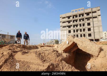 Gaza, Palästina. 15.. Dezember 2022. Ein altes römisches Grab ist auf einem neu entdeckten Friedhof aus der Römerzeit im Gazastreifen zu sehen. Die Hamas-Behörden in Gaza gaben die Entdeckung von über 60 Gräbern in der alten Grabstätte bekannt. Seit der Entdeckung des Geländes im Januar letzten Jahres während der Vorbereitungen für ein von Ägypten finanziertes Wohnungsbauprojekt wurden die Baustellen von Arbeitskräften ausgehoben. (Foto: Ahmed Zakot/SOPA Images/Sipa USA) Guthaben: SIPA USA/Alamy Live News Stockfoto