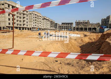 Gaza, Palästina. 15.. Dezember 2022. Ein palästinensisches Ausgrabungsteam arbeitet auf einem neu entdeckten Friedhof aus der Römerzeit im Gazastreifen. Die Hamas-Behörden in Gaza gaben die Entdeckung von über 60 Gräbern in der alten Grabstätte bekannt. Seit der Entdeckung des Geländes im Januar letzten Jahres während der Vorbereitungen für ein von Ägypten finanziertes Wohnungsbauprojekt wurden die Baustellen von Arbeitskräften ausgehoben. (Foto: Ahmed Zakot/SOPA Images/Sipa USA) Guthaben: SIPA USA/Alamy Live News Stockfoto