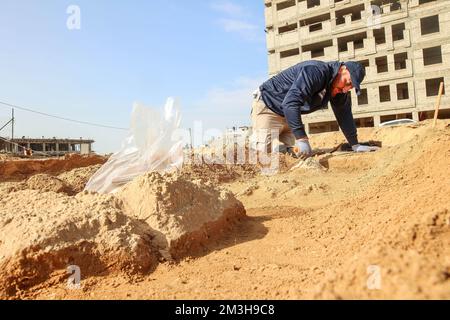 Gaza, Palästina. 15.. Dezember 2022. Ein palästinensischer Arbeiter arbeitet auf einem neu entdeckten Friedhof aus der Römerzeit im Gazastreifen. Die Hamas-Behörden in Gaza gaben die Entdeckung von über 60 Gräbern in der alten Grabstätte bekannt. Seit der Entdeckung des Geländes im Januar letzten Jahres während der Vorbereitungen für ein von Ägypten finanziertes Wohnungsbauprojekt wurden die Baustellen von Arbeitskräften ausgehoben. (Foto: Ahmed Zakot/SOPA Images/Sipa USA) Guthaben: SIPA USA/Alamy Live News Stockfoto