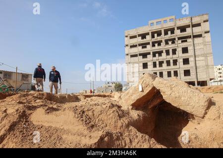 Gaza, Palästina. 15.. Dezember 2022. Ein altes römisches Grab ist auf einem neu entdeckten Friedhof aus der Römerzeit im Gazastreifen zu sehen. Die Hamas-Behörden in Gaza gaben die Entdeckung von über 60 Gräbern in der alten Grabstätte bekannt. Seit der Entdeckung des Geländes im Januar letzten Jahres während der Vorbereitungen für ein von Ägypten finanziertes Wohnungsbauprojekt wurden die Baustellen von Arbeitskräften ausgehoben. (Kreditbild: © Ahmed Zakot/SOPA Bilder über ZUMA Press Wire) Stockfoto