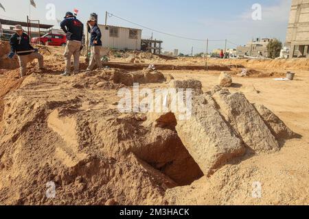 Gaza, Palästina. 15.. Dezember 2022. Ein altes römisches Grab ist auf einem neu entdeckten Friedhof aus der Römerzeit im Gazastreifen zu sehen. Die Hamas-Behörden in Gaza gaben die Entdeckung von über 60 Gräbern in der alten Grabstätte bekannt. Seit der Entdeckung des Geländes im Januar letzten Jahres während der Vorbereitungen für ein von Ägypten finanziertes Wohnungsbauprojekt wurden die Baustellen von Arbeitskräften ausgehoben. (Kreditbild: © Ahmed Zakot/SOPA Bilder über ZUMA Press Wire) Stockfoto