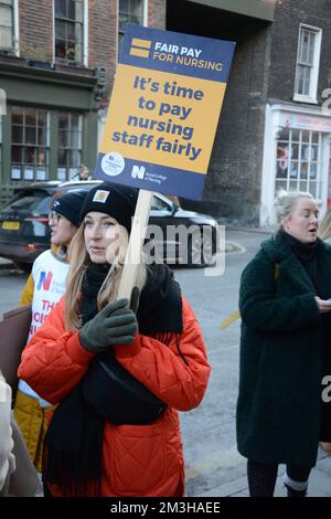 Der größte Streik in der Geschichte des RCN begann am 15.. Dezember, da Pflegepersonal in England, Nordirland und Wales eine faire Bezahlung und Patientensicherheit fordert. Stockfoto