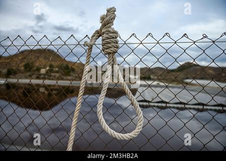 Hanfseilschlinge für Mord- oder Selbstmordkonzept Stockfoto