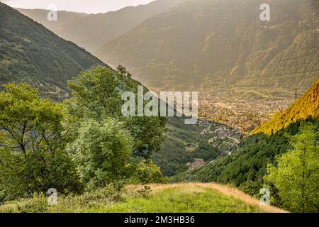 Luftaufnahme von Tirano von Brusio aus gesehen, entlang des Valposchaivo Tals, Schweiz Stockfoto