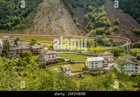 BERNINA Express Zug am Spiralviadukt Brusio, Valposchiavo, Schweiz Stockfoto