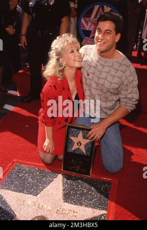 HOLLYWOOD, Kalifornien - 17. NOVEMBER: Barbara Eden und Sohn Matthew Ansara bei ihrer Hollywood Walk of Fame Star Zeremonie am 17. November 1988 in Hollywood, Kalifornien. Kredit: Ralph Dominguez/MediaPunch Stockfoto