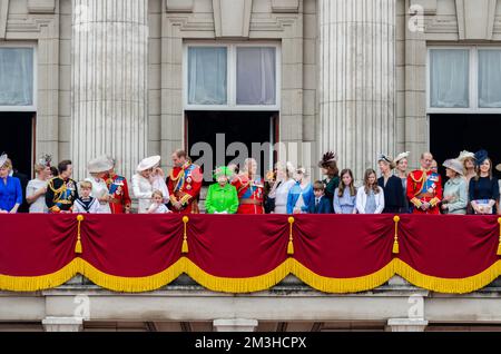 Erweiterte königliche Familie auf dem Balkon des Buckingham Palace nach Trooping the Colour 2016. Die Königin, Prinz Philip, Kate, William mit Kindern Stockfoto