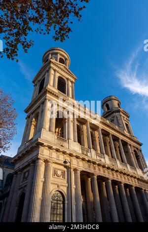 Außenansicht der katholischen Kirche Saint-Sulpice am Place Saint-Sulpice im Odeon-Viertel im 6.. Arrondissement von Paris, Frankreich Stockfoto