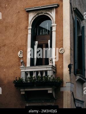 Ein vertikales Bild eines wunderschönen Gebäudes mit einem alten Balkon Stockfoto