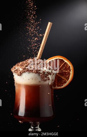 Schokoladencocktail mit Schlagsahne mit Schokoladenchips und garniert mit einer getrockneten Orangenscheibe. Speicherplatz kopieren. Stockfoto