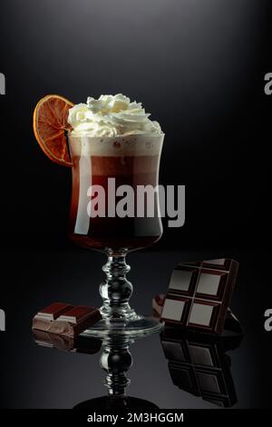 Schokoladencocktail mit Schlagsahne, garniert mit einer getrockneten Orangenscheibe. Stockfoto